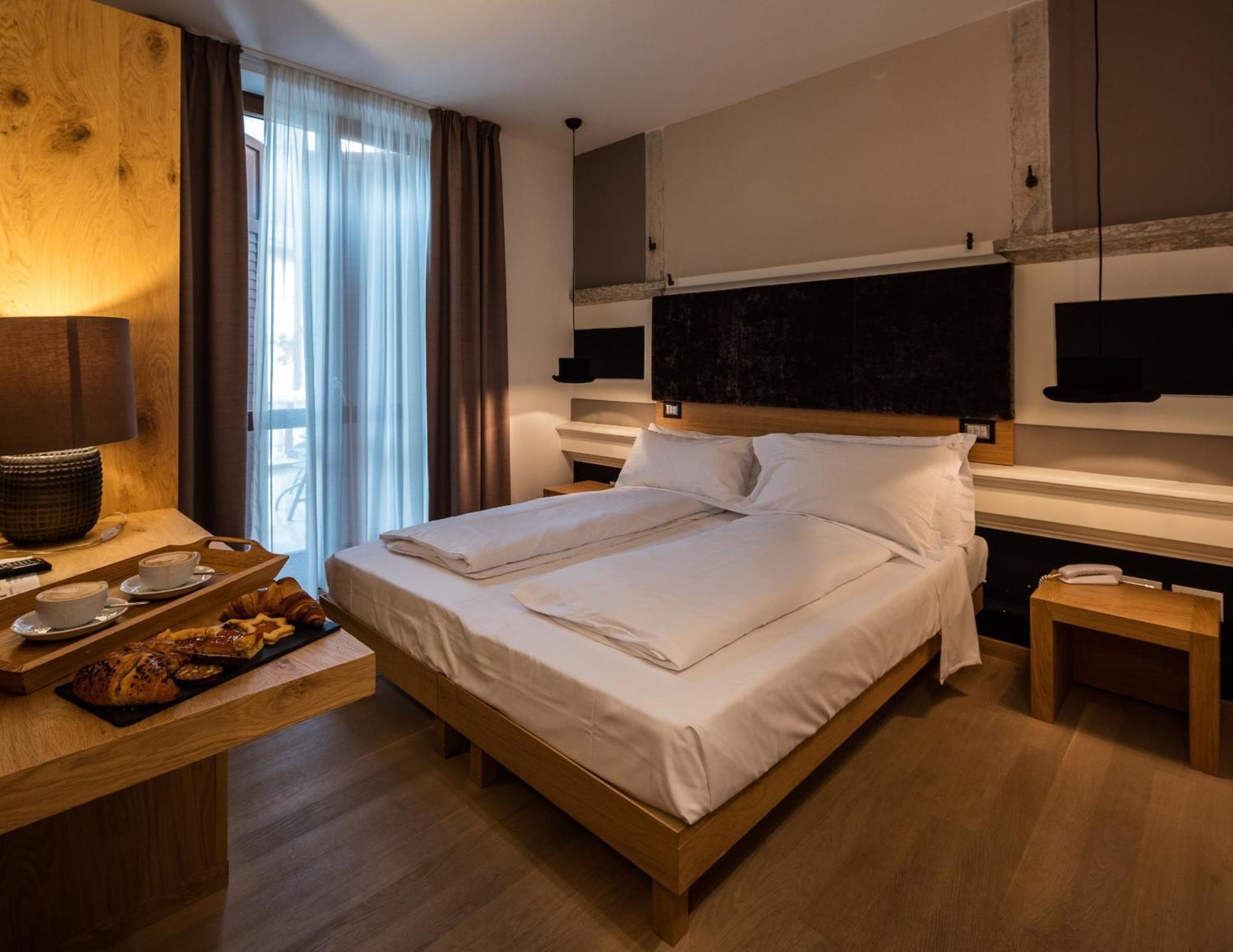 Albergo Caffe Centrale เมซโซโคโรนา ภายนอก รูปภาพ