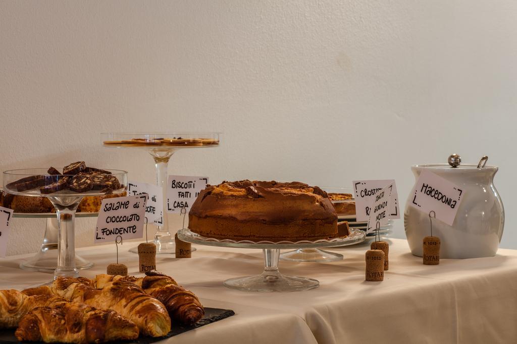 Albergo Caffe Centrale เมซโซโคโรนา ภายนอก รูปภาพ